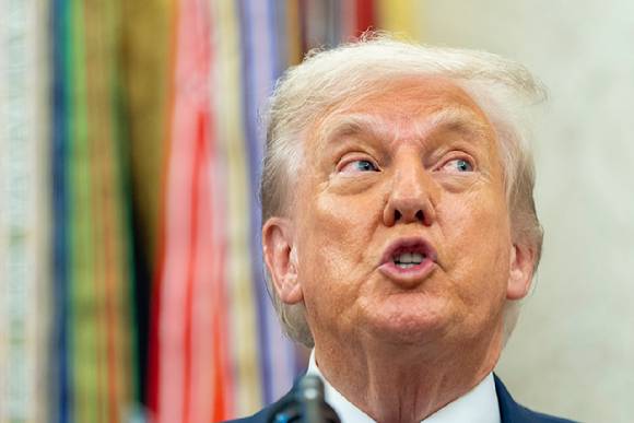 도널드 대통령이 6일(현지시간) 워싱턴의 오벌 오피스에서 팀 쿡 애플 CEO와 함께 애플의 투자 계획 등을 발표하고 있다. [사진=AP/연합뉴스]