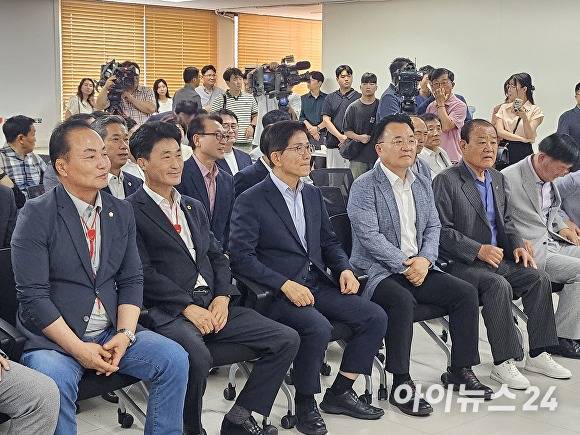 김문수 국민의힘 당대표 후보(앞줄 왼쪽 세번째)가 7일 충북도당 대회의실에서 당원들과 기념 촬영을 하고 있다. [사진=표윤지 기자]