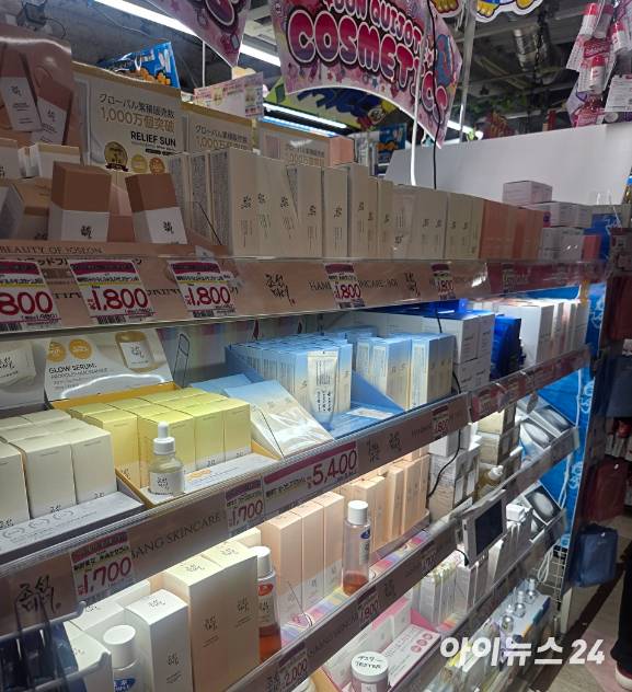 도쿄 신주쿠 시내 한 드럭스토어에 마련된 한국 화장품 코너. [사진=박은경 기자]