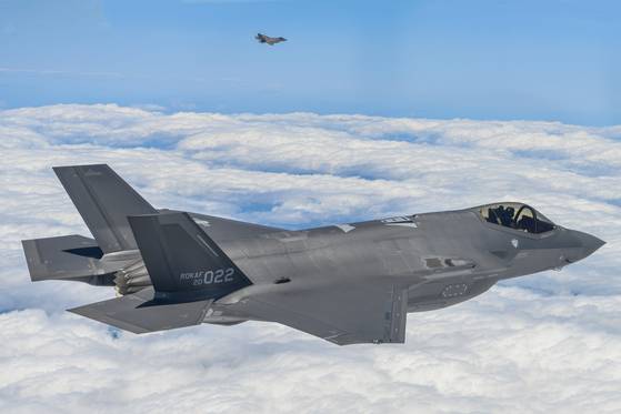 F-35A 전투기 1대에 일곱 종류의 희토류 418㎏이 들어가는 것으로 조사됐다. 자원이 안보인 세상이다. [사진 공군]