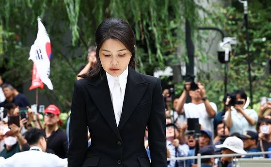 도이치모터스 주가조작 연루 의혹 등을 받는 김건희 여사가 6일 오전 서울 종로구 김건희 특별검사팀 사무실에 피의자 신분으로 출석했다. 김종호 기자