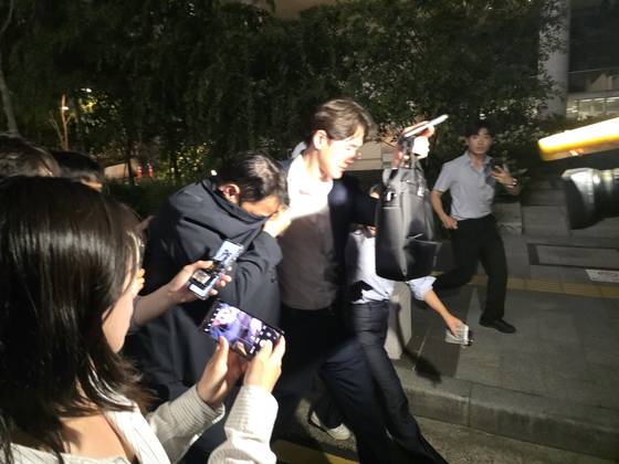 김건희 오빠 김진우(55)씨가 장모 집에서 발견된 반클리프 앤 아펠 목걸이 추정품 발견 등에 대해 지난달 28일 특검 조사를 받았다. 김 씨는 웃옷으로 얼굴을 가린 채 특검 사무실을 빠져나왔다. 이찬규 기자.