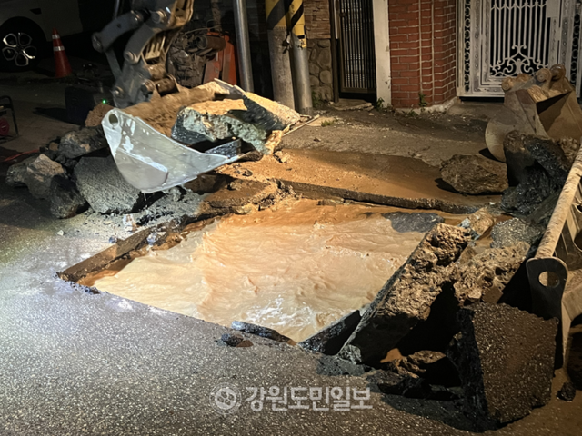 ▲ 7일 오후 8시 59분쯤 춘천 팔호광장 인근 주택가 도로에 상수도관 파열로 인한 누수가 발생해 당국이 보수공사를 하고 있다. 최수현 기자