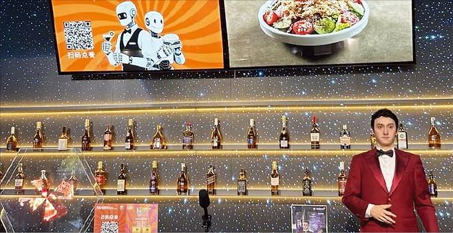 6일 베이징﻿에 문을 연 세계 최초 로봇 레스토랑. ﻿휴머노이드가 입구에서 인사하고 있다.  /김은정 특파원