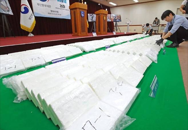 6일 마약류 밀수입 사건 수사 결과 합동 브리핑이 열린 부산 연제구 거제동 부산지방검찰청 중회의실에 압수된 시가 3000억원 상당의 코카인 600㎏이 놓여 있다. ﻿  /뉴스1