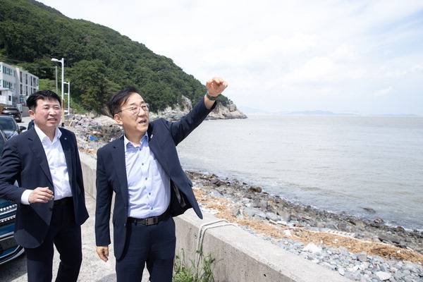 김윤덕 국토교통부 장관이 7일 취임 후 처음으로 가덕도신공항 예정 부지인 부산 강서구 대항동 일대에서 현장점검을 하고 있다. 국토교통부 제공