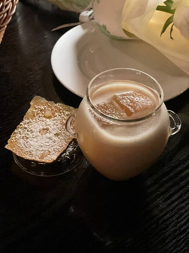 Okie Dok, a signature cocktail of Alice Cheongdam (Hong Yoo/The Korea Herald)
