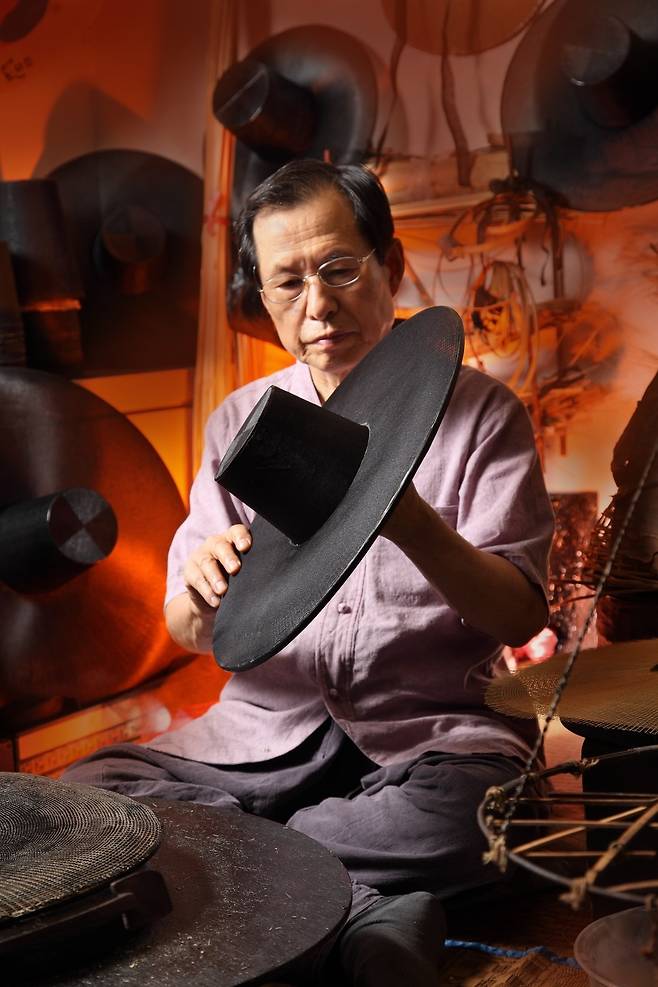 Chung Choon-mo, the Intangible Cultural Heritage title holder for gannil, or gat making (Korea Heritage Agency)
