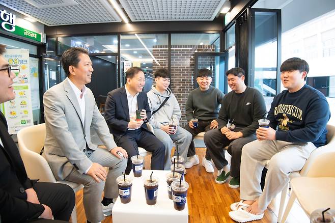 구미시가 청년 교통비 지원 등 시민 일상에 밀착한 다양한 복지정책을 펼치고 있다. 사진은 김장호 구미시장이 금오공대 학생들과 청년지원사업에 대한 의견을 나누는 모습. 구미시청 제공