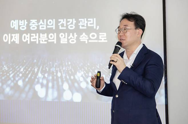 7일 서울 중구 삼성전자 기자실에서 삼성전자 모바일경험(MX)사업부 헬스 하드웨어 개발그룹장 최종민 상무가 '갤럭시 워치8 시리즈'의 센서에 대해 미디어 브리핑을 진행하고 있다. 삼성전자 제공.