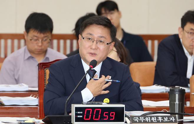 김성환 신임 환경부 장관이 후보자 시절인 지난달 15일, 서울 여의도 국회 환경노동위원회에서 열린 인사청문회에서 의원 질의에 답하고 있다. 연합뉴스&nbsp;