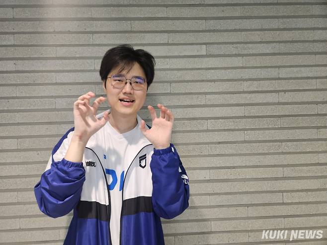 ‘불독’ 이태영이 7일 오후 5시 서울 종로구 롤파크 LCK 아레나에서 열린 ‘2025 LCK’ 정규시즌 라이즈 그룹 4라운드 DRX와의 경기에서 승리한 후 사진촬영을 하고 있다. 송한석 기자
