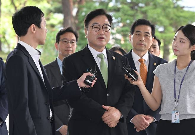 우원식 국회의장이 7일 국회 계엄해제 의결 방해 관련 내란 특검 참고인 조사를 받기 위해 서울 서초구 서울고검에 위치한 내란 특검 사무실에 출석하고 있다. 권현구 기자