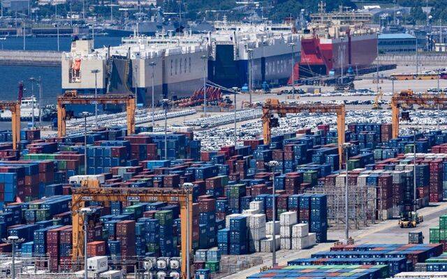 도널드 트럼프 대통령이 6일(현지시간) 반도체에 100% 품목 관세를 부과하겠다고 밝히면서 한국 반도체 수출을 둘러싼 정부와 업계의 긴장감이 높아지고 있다. 사진은 7일 경기도 평택항 부두 야적장에 수출입 컨테이너가 쌓여 있는 모습. 뉴시스