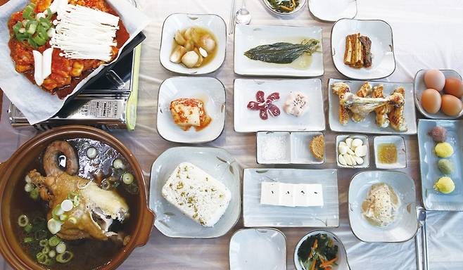 남도보양식인 토종닭 요리 / 사진=전라남도 제공