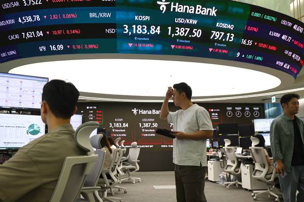 ▲ 코스피가 하락 출발한 8월6일 서울 하나은행 본점 딜링룸에서 딜러들이 업무를 보고 있다. ⓒ연합뉴스