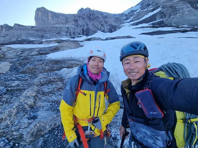 문성욱(오른쪽)·우석주 산악인이 알프스 6대 북벽 중 하나로 꼽히는 ‘스위스 아이거’에서 등반 전 사진 촬영을 하고 있다. <코오롱인더스트리>