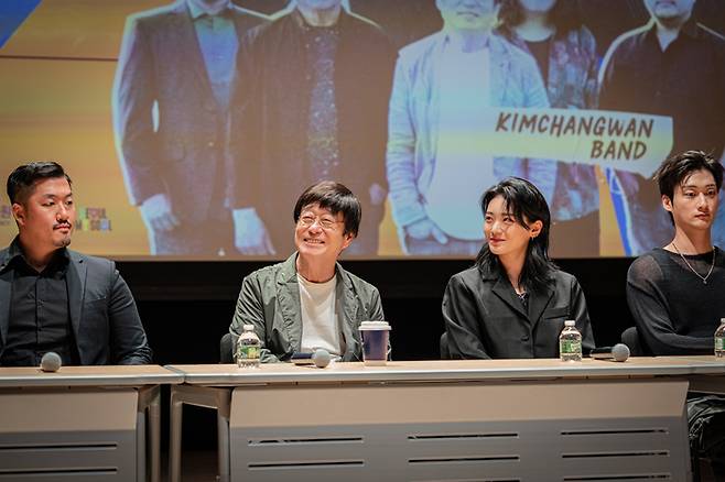6일(현지시간) 뉴욕한국문화원에서 김창완(왼쪽 둘째)을 비롯한 가수들이 뉴욕 링컨센터 공연을 앞두고 기자간담회에서 발언하고 있다.   뉴욕한국문화원