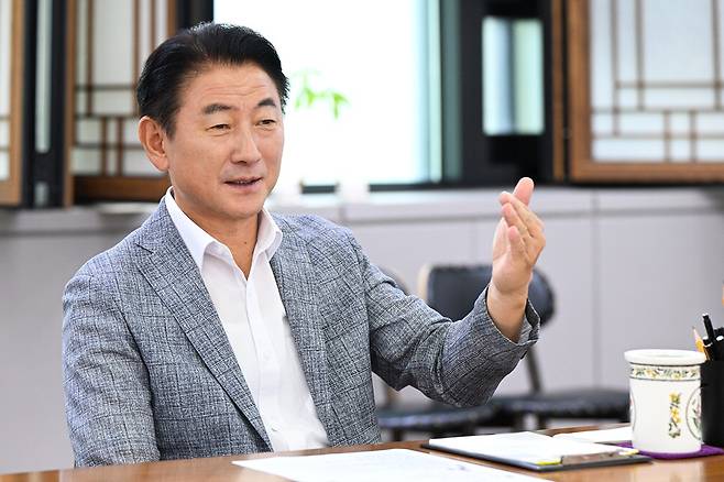 김동근 의정부시장이 도시 미래 비전에 대해 설명하고 있다.  의정부시