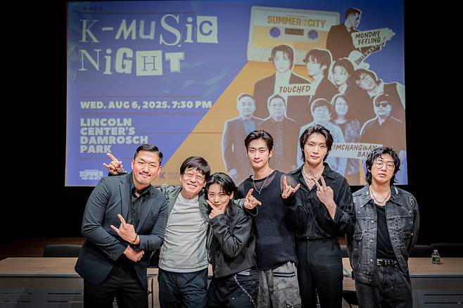 6일(현지시간) 김창완(왼쪽 둘째)과 가수들이 뉴욕한국문화원이 주최한 뉴욕 링컨센터 공연을 앞두고 기념촬영을 하고 있다. 뉴욕한국문화원