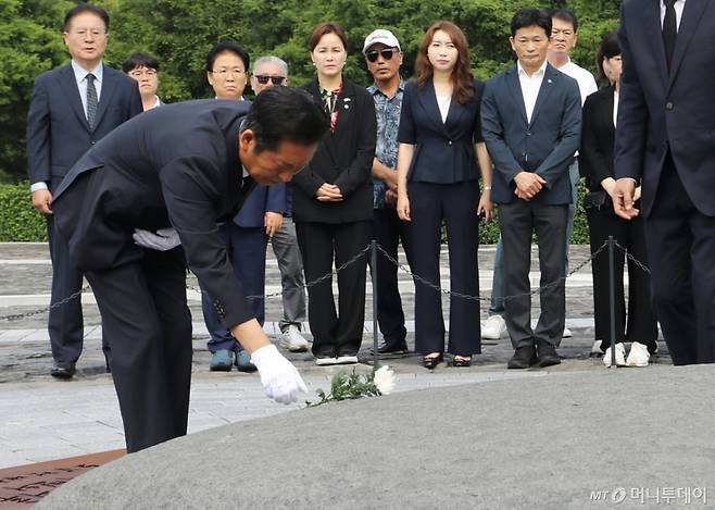 (감해=뉴스1) 윤일지 기자 = 정청래 더불어민주당 대표가 7일 오전 경남 김해시 진영읍 봉하마을을 찾아 고 노무현 전 대통령 묘역을 참배하고 있다.  2025.8.7/뉴스1  Copyright (C) 뉴스1. All rights reserved. 무단 전재 및 재배포,  AI학습 이용 금지. /사진=(감해=뉴스1) 윤일지 기자
