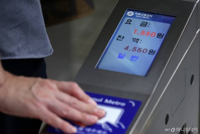 [서울=뉴시스] 조성우 기자 = 한 시민이 29일 서울 시내의 한 지하철역 개찰구에서 교통카드를 태그하고 있다. 지난 28일부터 서울·인천·경기 지하철을 탈 때 교통카드 기본요금이 기존 1400원에서 1550원으로 150원 인상됐다. 2025.06.29. xconfind@newsis.com /사진=조성우