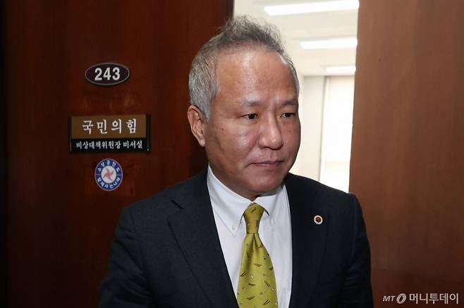 (서울=뉴스1) 이광호 기자 = 황규석 대한의사협회 부회장이 10일 오전 서울 여의도 국회에서 권영세 국민의힘 비상대책위원장과 비공개 면담을 마친뒤 나서고 있다. 2025.3.10/뉴스1  Copyright (C) 뉴스1. All rights reserved. 무단 전재 및 재배포,  AI학습 이용 금지. /사진=(서울=뉴스1) 이광호 기자