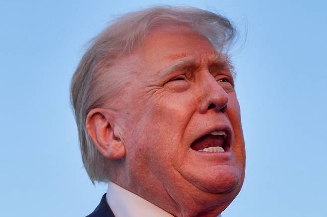 도널드 트럼프 미국 대통령이 지난 3일(현지시간) 미국 펜실베이니아주 앨런타운의 리하이 밸리 국제공항에서 에어포스원에 탑승하기 전 기자 질문에 답하고 있다./로이터=뉴스1