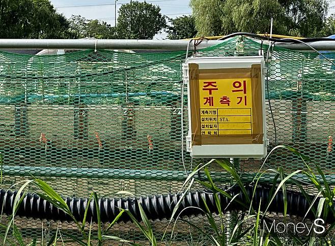 광명-서울고속도로 연장공사에서 계측기 주의 안내문이 붙어있다. /사진=장동규 기자