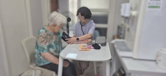 경기 안양시의 한 보건소에서 간호사가 노인을 진찰하고 있다. 안양시청 제공