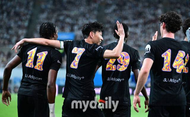 2025년 8월 3일 오후 서울월드컵경기장에서 쿠팡플레이 시리즈 '토트넘 홋스퍼 FC와 뉴캐슬 유나이티드 FC'의 경기가 열렸다.토트넘 손흥민이 첫 골을 넣은 존슨과 동료들을 축하하고 있다.