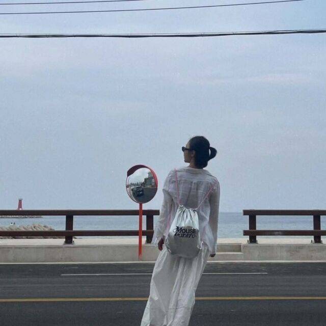 바다를 바라보고 있는 배우 주현영. /주현영 소셜미디어