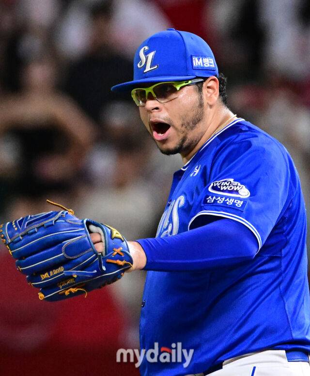 2025년 8월 7일 오후 인천 SSG랜더스필드에서 열린 '2025 신한 SOL뱅크 KBO 리그' 삼성 라이온즈와 SSG랜더스의 경기 삼성 선발투수 후라도가 6회말 무사 1루서 SSG 이지영의 안타성 타구를 3루수 김영웅이 병살 수비로 연결하자 포효하고 있다./인천=유진형 기자