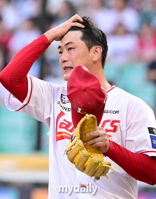 2025년 8월 7일 오후 인천 SSG랜더스필드에서 열린 '2025 신한 SOL뱅크 KBO 리그' 삼성 라이온즈와 SSG랜더스의 경기 SSG 선발투수 김광현이 4회초 2사 1.3루서 강판되고 있다./인천=유진형 기자