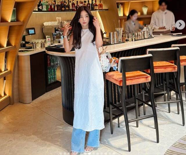 기은세는 원피스에 청바지를 레이어드 해 늘씬한 매력을 뽐냈다. / 기은세 소셜미디어