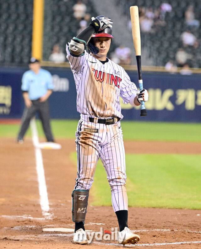 2025년 7월 31일 오후 서울 잠실구장에서 열린 '2025 신한 SOL뱅크 KBO 리그' KT 위즈와 LG 트윈스의 경기.LG 신민재가 타격을 준비하고 있다./마이데일리
