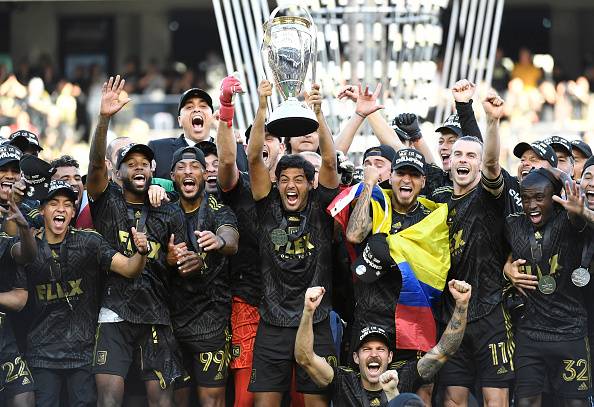 지난 2022년 11월 MLS컵 결승에서 필라델피아 유니언을 꺾고 정상에 오른 LAFC 선수들이 우승 트로피를 들고 환호하고 있다.   [게티이미지]