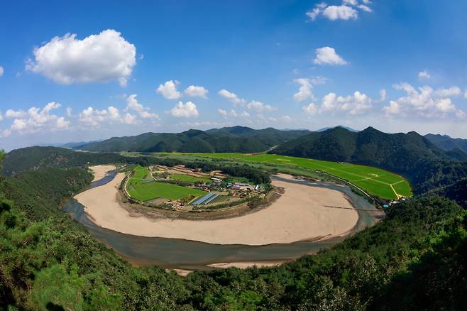낙동강 지류인 내성천이 마을을 휘감아 도는 회룡포[예천군 제공]