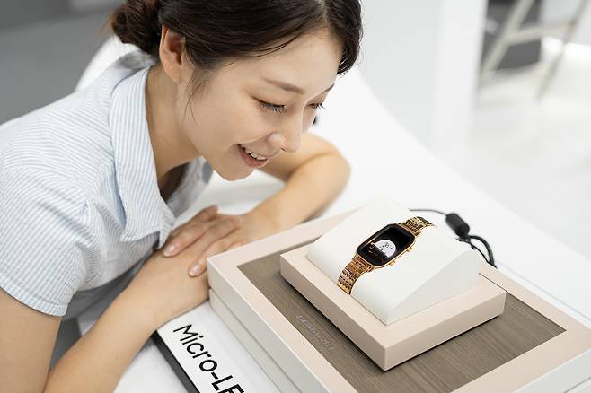 삼성디스플레이가 ‘K-디스플레이 2025’에서 최초 공개한 6000니트 밝기의 스마트워치용 마이크로 LED 제품. [삼성디스플레이 제공]