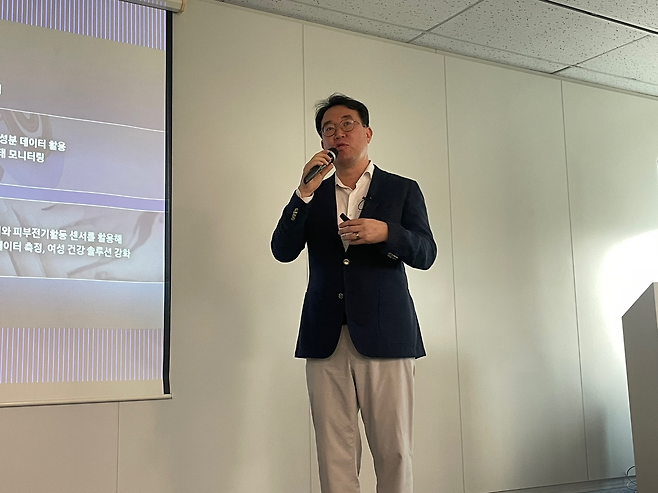 최종민 삼성전자 MX사업부 헬스 하드웨어 개발그룹 상무가 7일 서울 중구 태평로 삼성전자 기자실에서 열린 브리핑에서 웨어러블 센서 기술을 소개하고 있다. [차민주 기자]