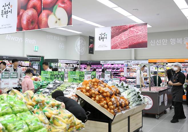 서울의 한 GS더프레시 매장을 찾은 고객이 제품을 살펴보고 있다.  [GS리테일 제공]