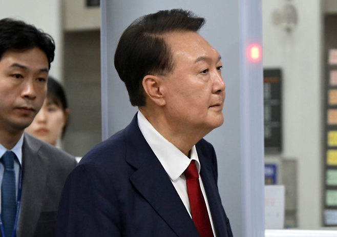 12.3 비상계엄 사태 관련 내란 혐의를 받는 윤석열 전 대통령이 지난달 9일 서울 서초구 서울중앙지방법원에서 구속 전 피의자 심문(영장실질심사)을 마치고 법원을 나서고 있다. [연합]