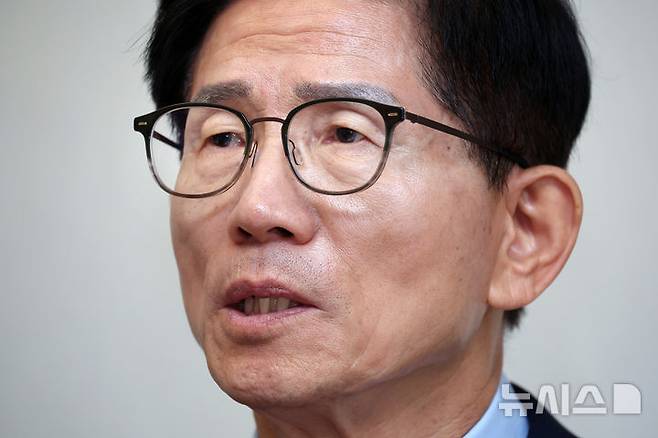 [서울=뉴시스] 김금보 기자 = 김문수 국민의힘 당대표 후보가 지난 6일 서울 여의도 한 카페에서 뉴시스와 인터뷰를 하고 있다. 2025.08.07. kgb@newsis.com