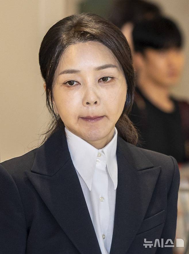 [서울=뉴시스] 사진공동취재단 = 윤석열 전 대통령의 배우자 김건희 여사가 전날 첫 소환조사를 받은 가운데, 특검에서 김 여사를 여러 차례 추가 소환할 것이란 전망이 나온다. 일각에선 이른 구속영장 청구 가능성도 제기된다. 사진은 김여사.  2025.08.06. photo@newsis.com