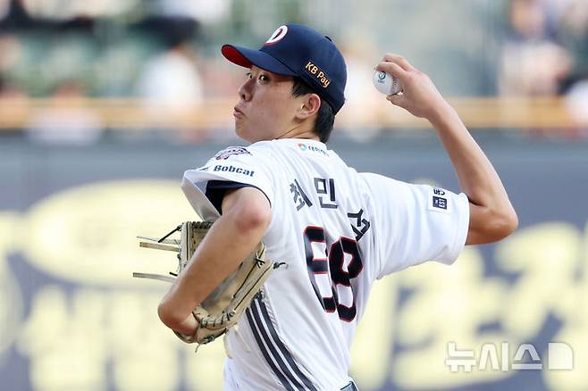 [서울=뉴시스] 조성우 기자 = 23일 서울 송파구 잠실야구장에서 열린 2025 KBO리그 한화 이글스와 두산 베어스의 경기, 두산 선발투수 최민석이 역투하고 있다. 2025.07.23. xconfind@newsis.com