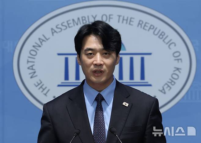 [서울=뉴시스] 김명년 기자 = 한준호 더불어민주당 정치검찰 조작 기소 대응 태스크포스(TF) 단장이 지난 6일 오후 서울 여의도 국회 소통관에서 '정치검찰 조작기소대응TF 긴급 기자회견'을 열고 발언하고 있다. 2025.08.06. kmn@newsis.com