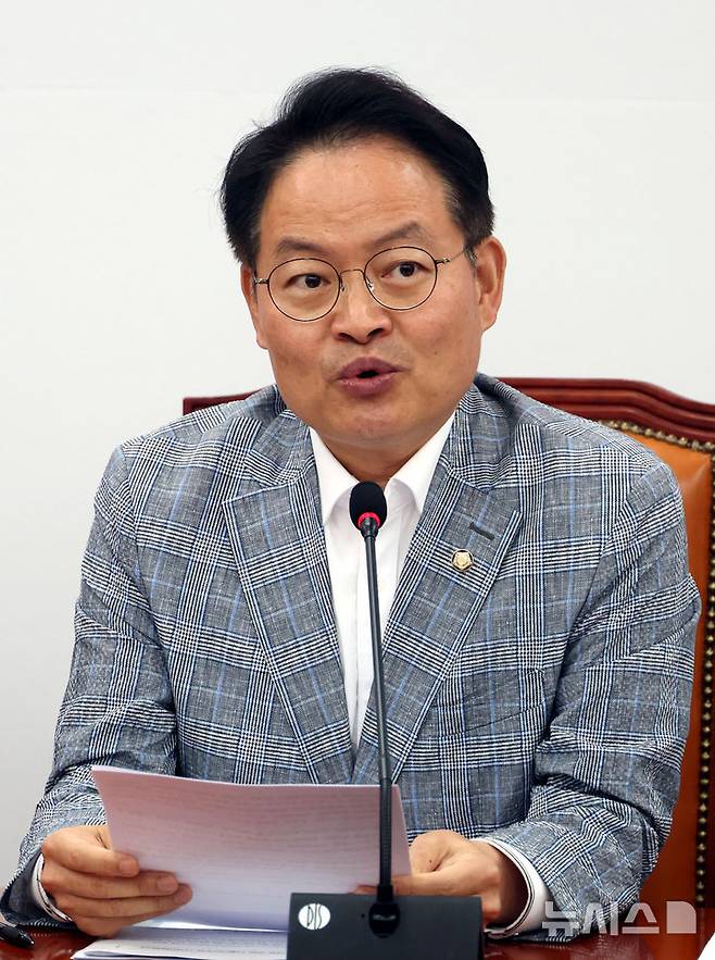 [서울=뉴시스] 조성봉 기자 = 허영 더불어민주당 원내정책수석부대표가 3일 오전 서울 여의도 국회에서 열린 노조법2,3조 개정 관련 기자간담회에서 발언을 하고 있다. 2025.08.03. suncho21@newsis.com