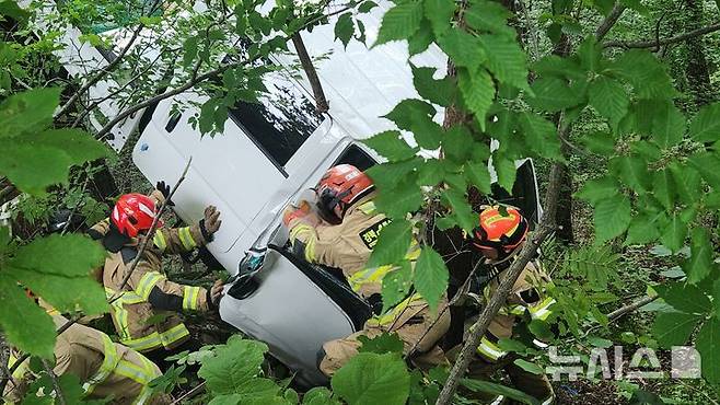 [포항=뉴시스] 안병철 기자 = 지난 6일 오후 4시27분께 경북 포항시 북구 기북면 한 도로에서 1t 트럭이 4m 아래 비탈면으로 추락했다.(사진=경북소방본부 제공) 2025.08.07. photo@newsis.com