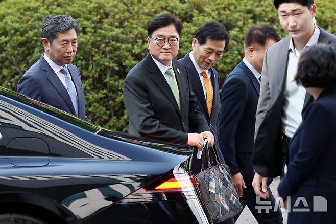 [서울=뉴시스] 조성우 기자 = 우원식 국회의장이 7일 오전 서울 서초구 서울고검에 마련된 내란특검 사무실에 참고인 조사를 받기 위해 출석하고 있다. 2025.08.07. xconfind@newsis.com