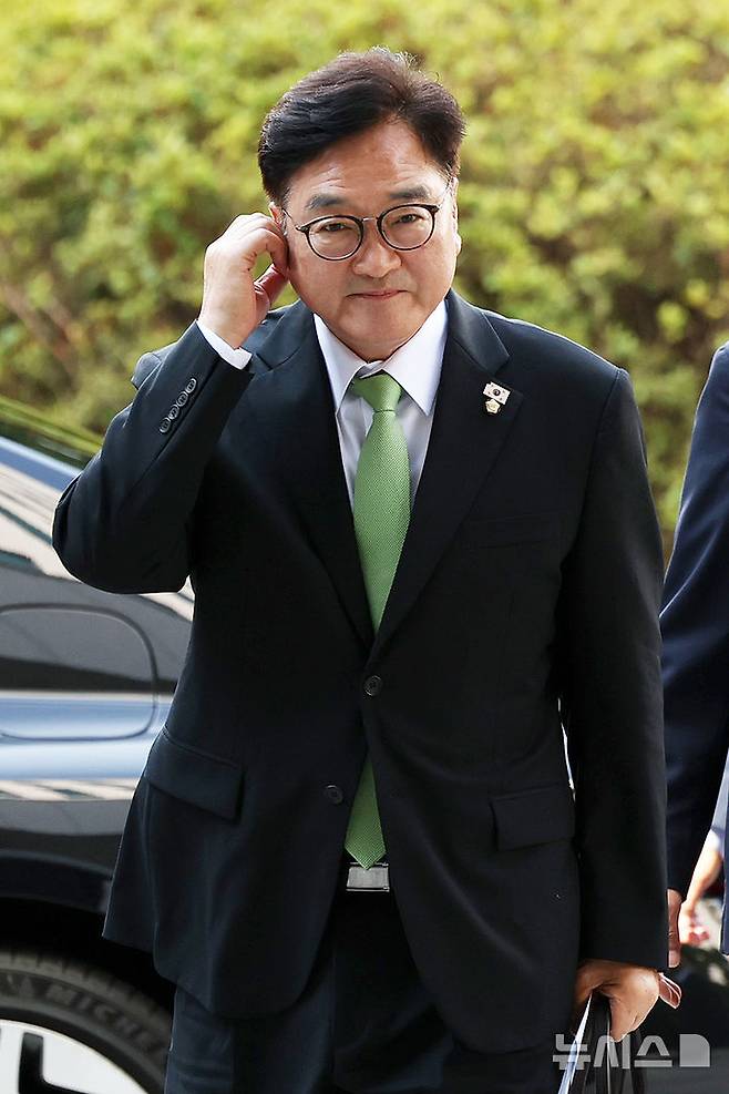 [서울=뉴시스] 조성우 기자 = 우원식 국회의장이 7일 오전 서울 서초구 서울고검에 마련된 내란특검 사무실에 참고인 조사를 받기 위해 출석하고 있다. 2025.08.07. xconfind@newsis.com